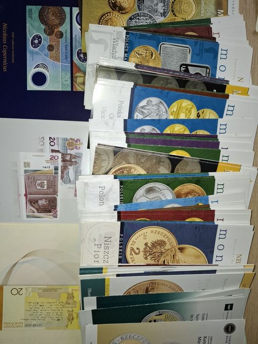 50zł. Pałac Biskupi w Krakowie 2021 oraz foldery do monet