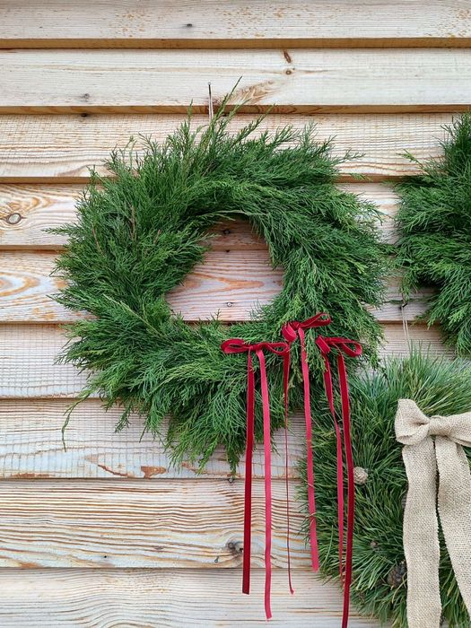 Новорічний різдвяний вінок, вінок із сосни, ялівця. Гірлянда. Ялинка