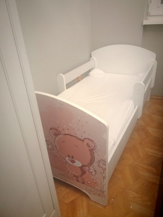Łóżeczko dziecięce z materacem i barierką – stan idealny
