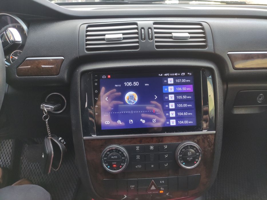 Штатная магнитола  Mercedes R-Class, головний пристрій.