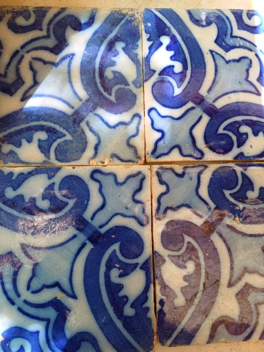 Quatro azulejos.