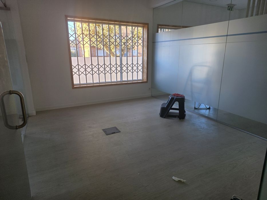 Aluga-se escritorio com sala independente
