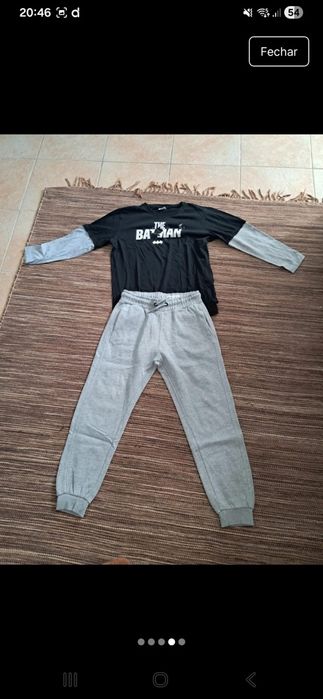 Calças de ganga e camisola de manga longa