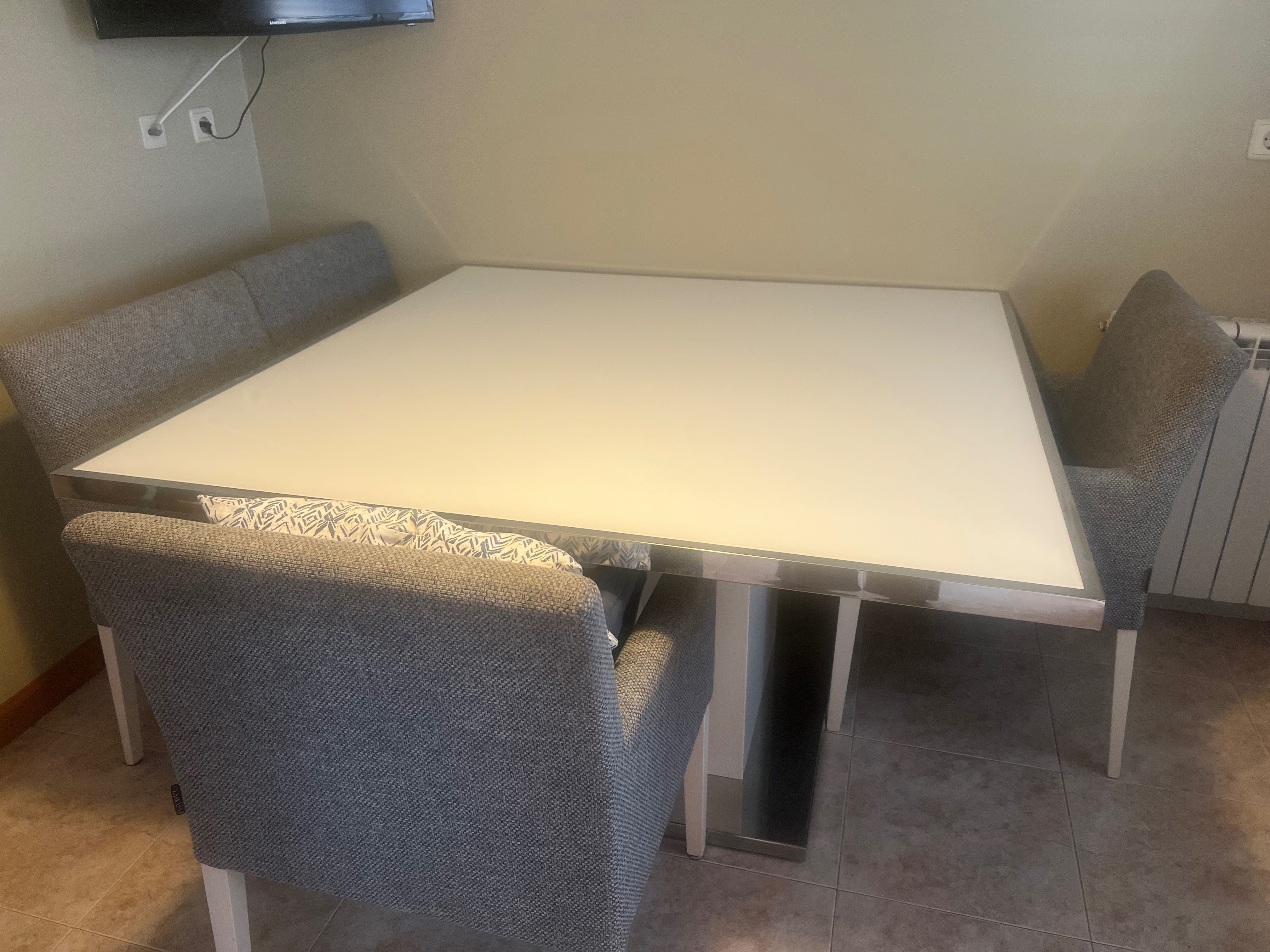 Mesa de vidro com 4 cadeiras
