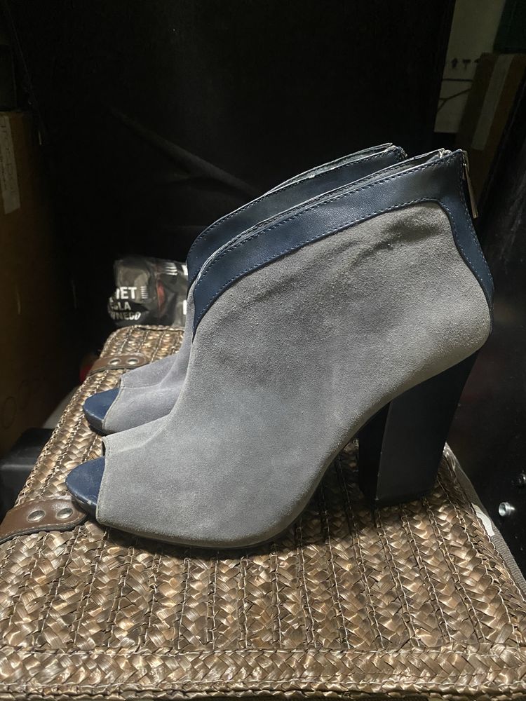 Buty na stupku szaro-niebieskie z odkrytym palcem Promod rozm. 40