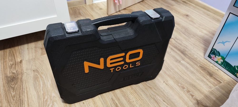 Zestaw kluczy nasadowych NEO TOOLS 10-216 (216 elementów)