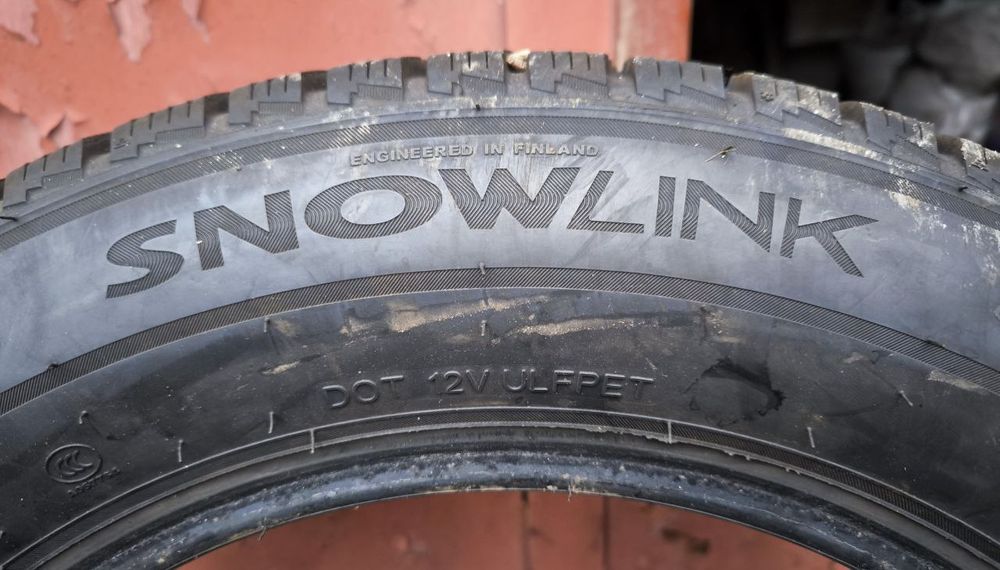 Резина  зима почти новая , покрышка зимняя  Snowlink triangle 215 65 r