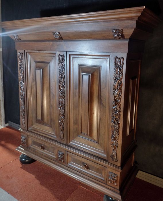Ładnie rzeźbiona dębowa szafa holenderska