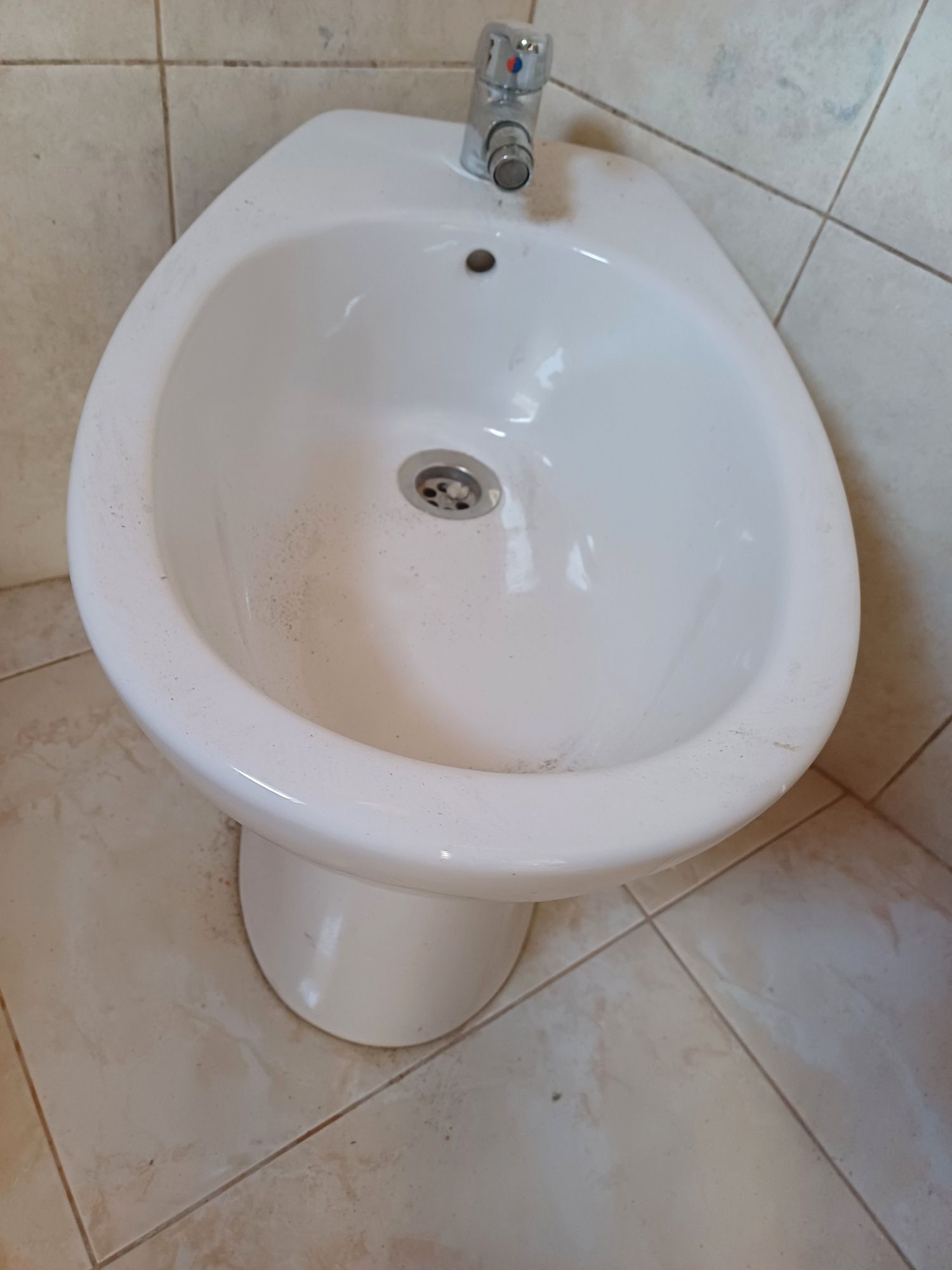 Bide sanitana com torneira