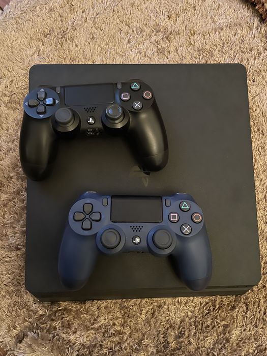 Playstation 4 com dois comandos