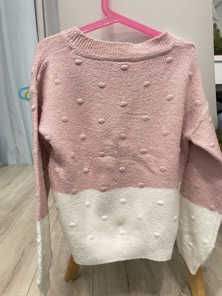 Sweter r.128 kuleczki