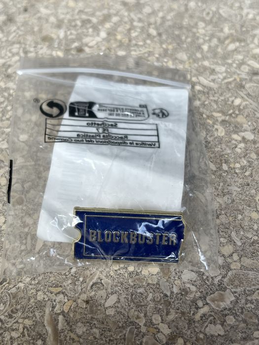Pin Estilo “Blockbuster” - Novo, Selado