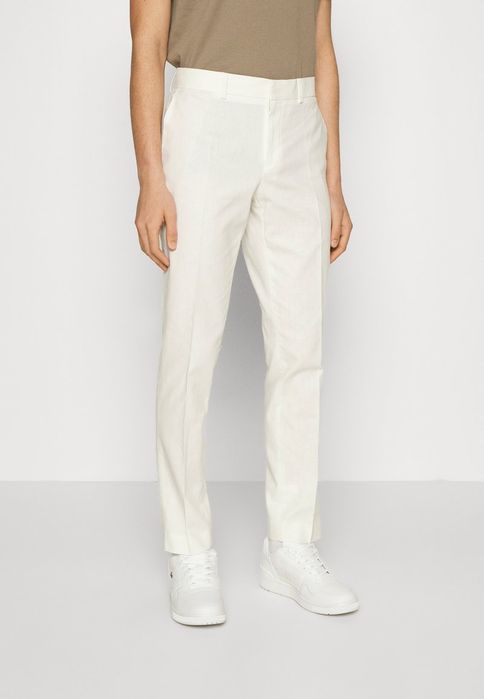 Garnitur biały z dodatkiem lnu Slim fit Isaac Dewhirst 42