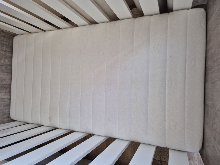 Łóżeczko dziecięce oraz komoda