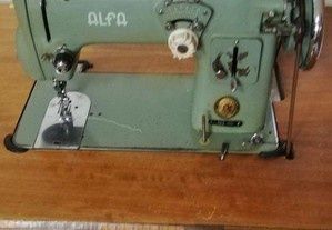 Máquina de costura marca Alfa