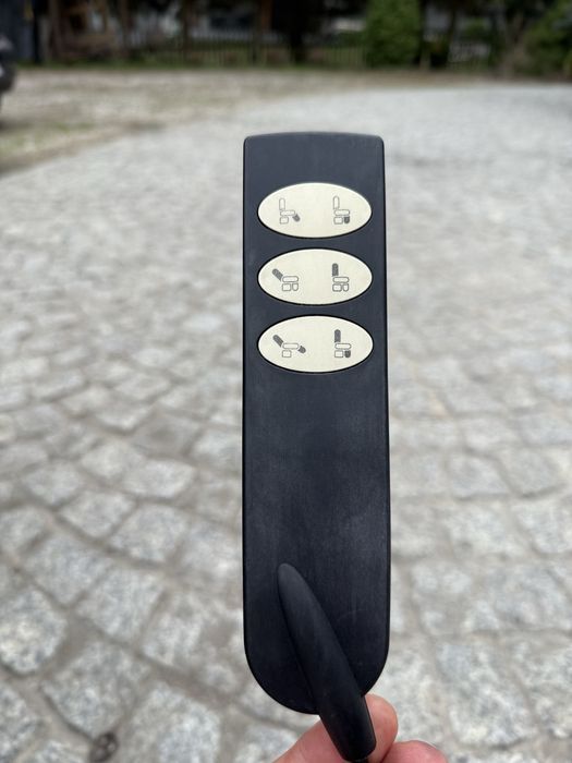 fotel z funkcją relax rozkładany relaksacyjny TV brązowa skóra pilot