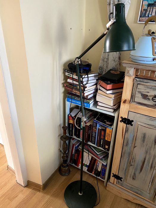 Lampa stojąca w stylu retro.