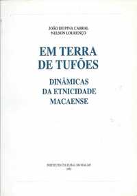 Em terra de tufões - João de Pina Cabral, Nelson Lourenço