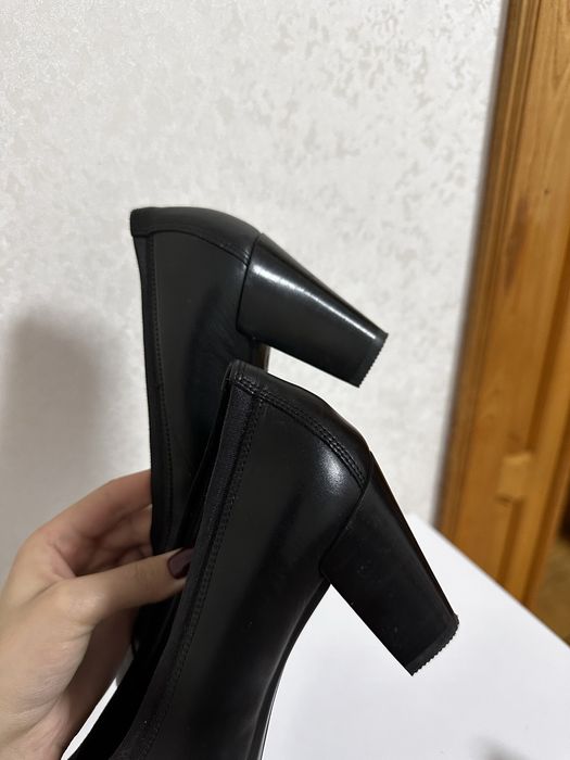 Туфлі ECCO чорні шкіряні на підборах