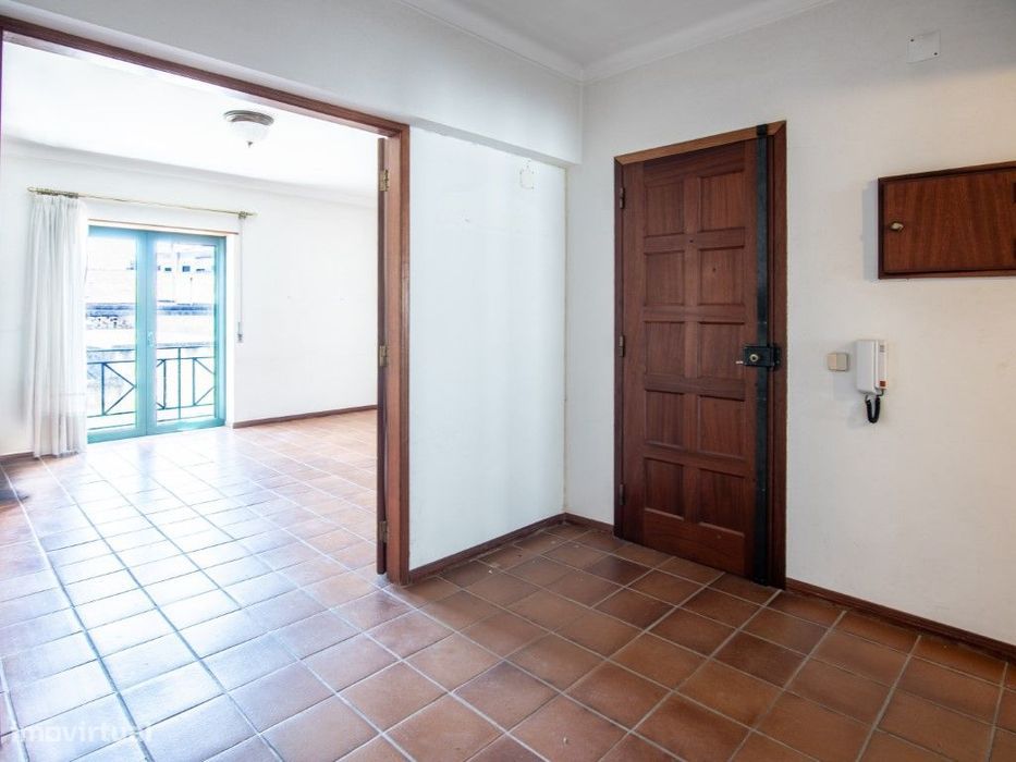 Apartamento T3 com Garagem e Terraço Privativo no Centro das Caldas...