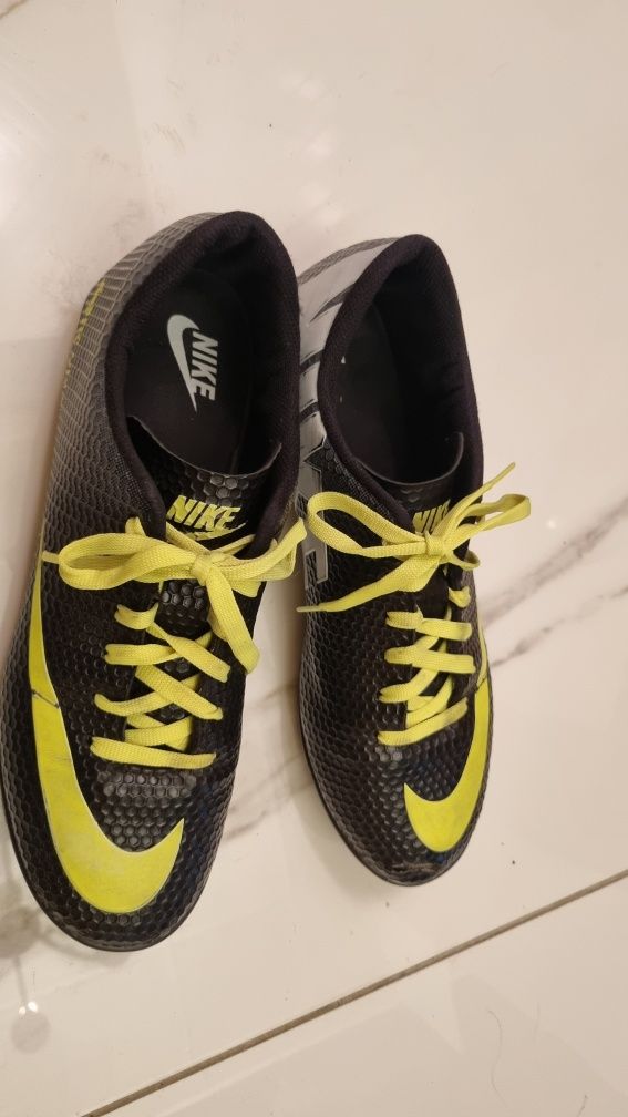 Buty sportowe korki lanki Nike r. 41 halówki