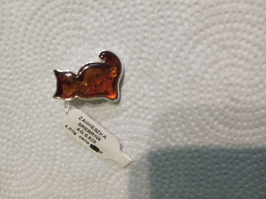 Zawieszka srebrna z bursztynem .