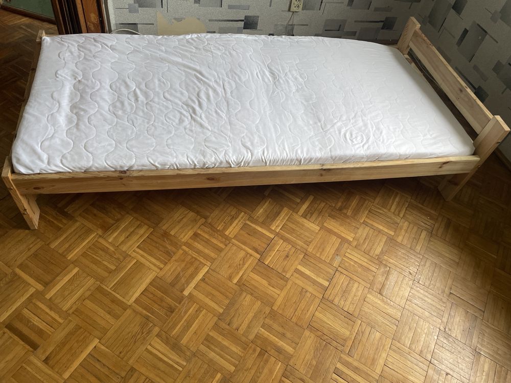 Łóżko z materacem