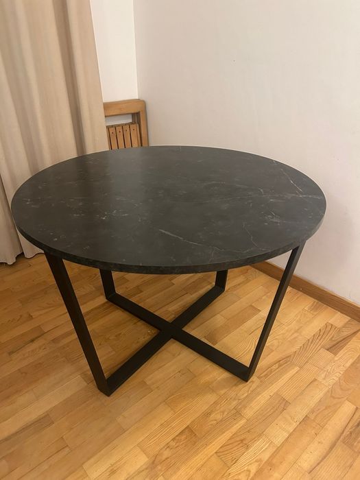 Okrągły stół z blatem imitującym marmur – średnica 110 cm