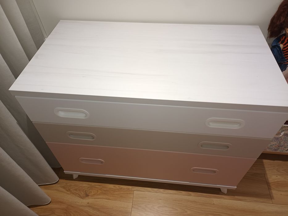 Comoda menina como nova