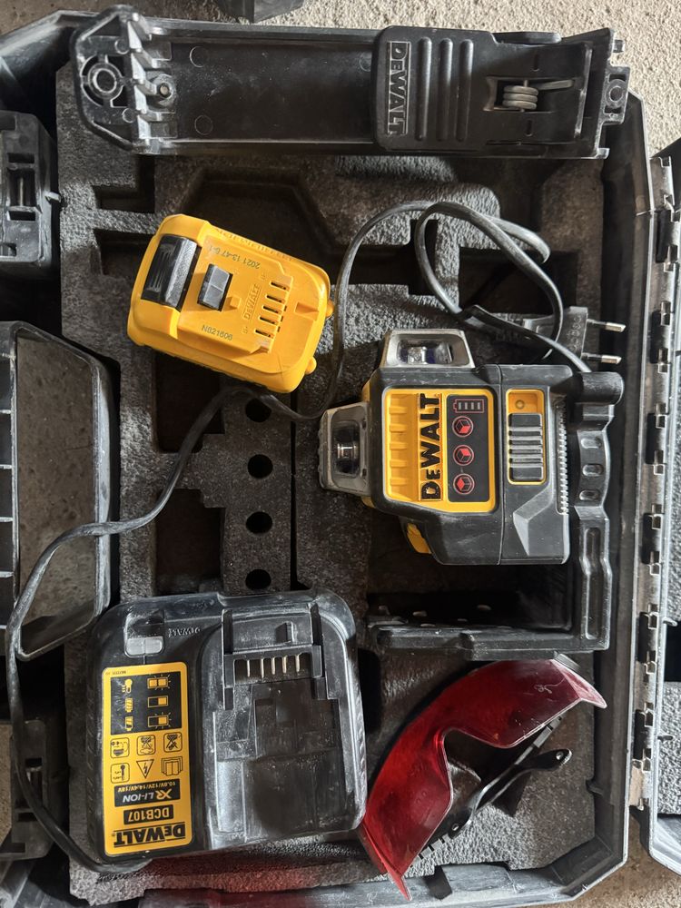 Laser e maquina parafusos  DEWALT