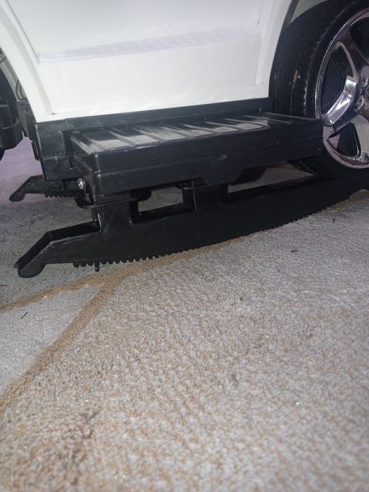 Samochodzik pchacz skóra Mercedes 4w1 GL63 bujak