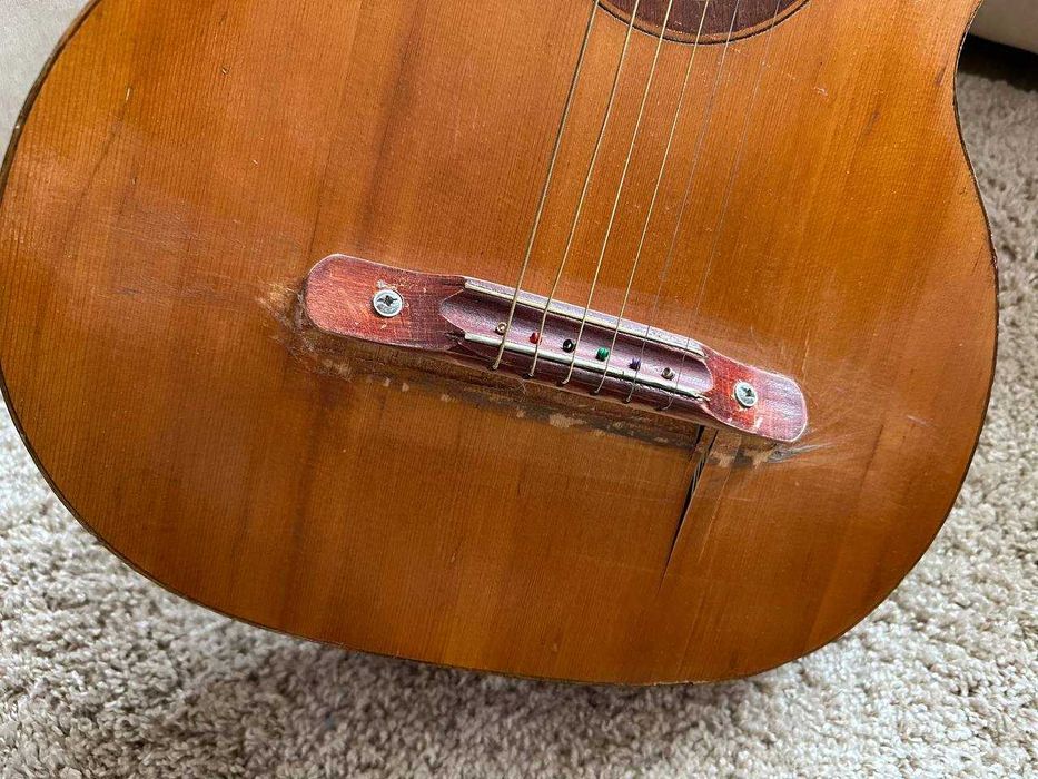 Продам шестиструнную акустическую гитару (нужен ремонт).