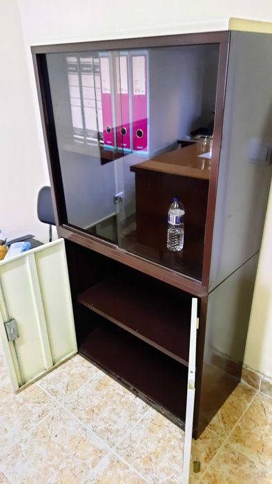 Armário de Escritório metálico com portas de vidro na parte de cima