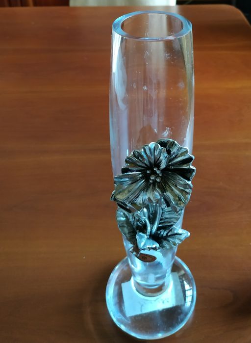 Jarra de vidro com flor de estanho