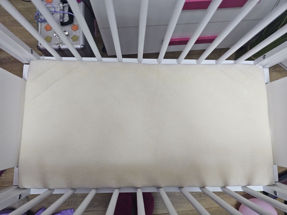 Łóżeczko małe na kółkach  dostawka