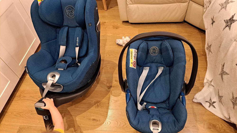 Zestaw dwóch fotelików Cybex + baza obrotowa