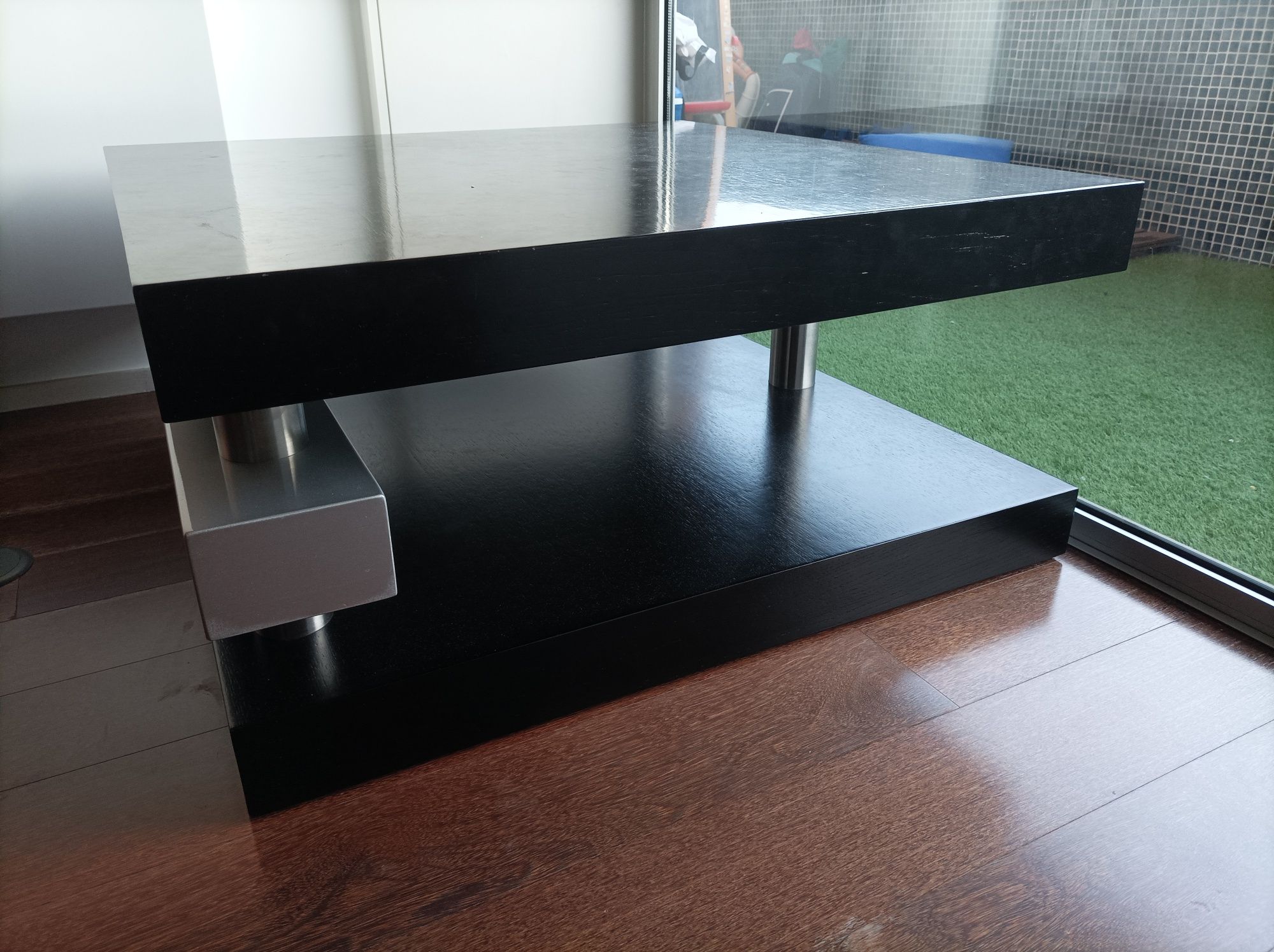 Mesa de centro preta com lacado prata