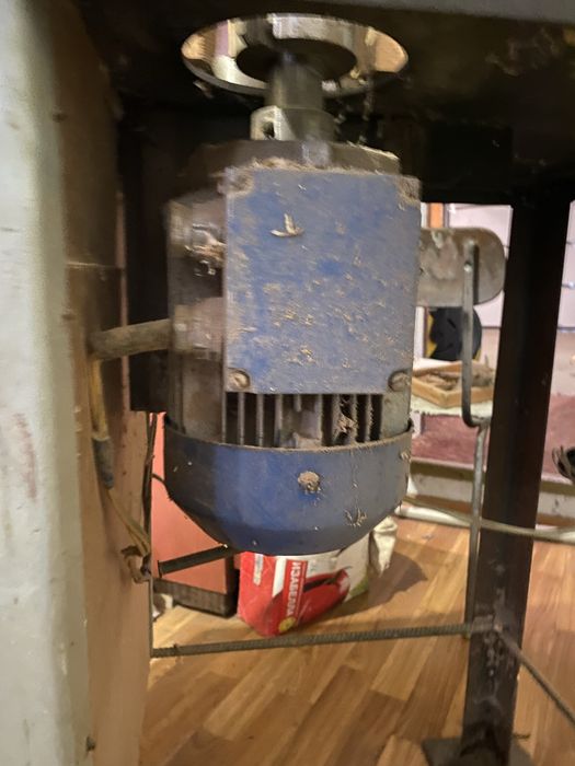 Фрезерний, вертикальний , деревообробний станок