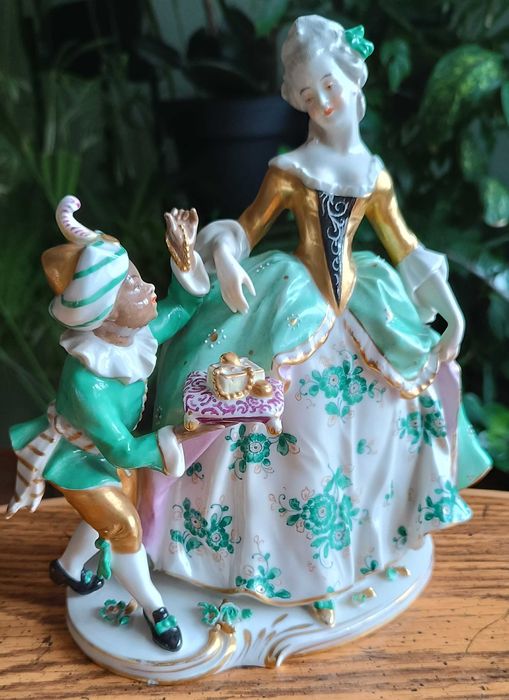 Porcelanowa grupa figuralna z manufaktury Volkstedt.