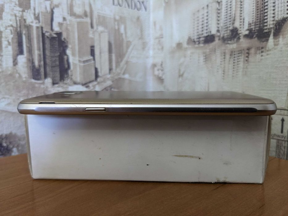 Смартфон Samsung Galaxy J3 2016 J320H 2чехла,коробка,инстр.,гар. талон