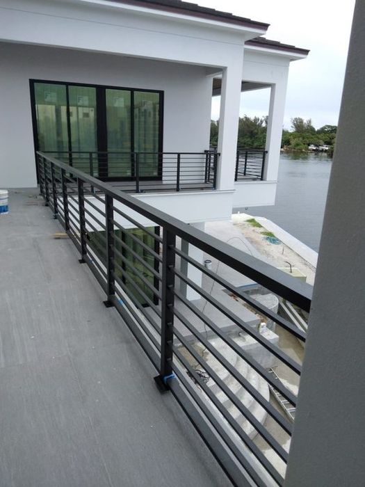 Balustrada stalowa zewnętrzna.