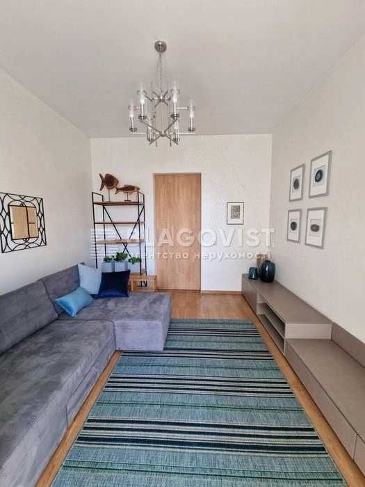 2-кімнатна сталінка 56 м² біля метро | Цегла, високі стелі, ремонт