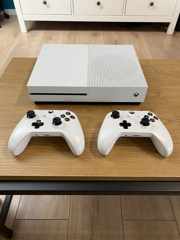 Xbox One S - dwa pady 3 gry