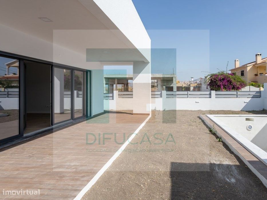 Moradia Isolada Térrea T3 com Piscina Zona de Azeitão