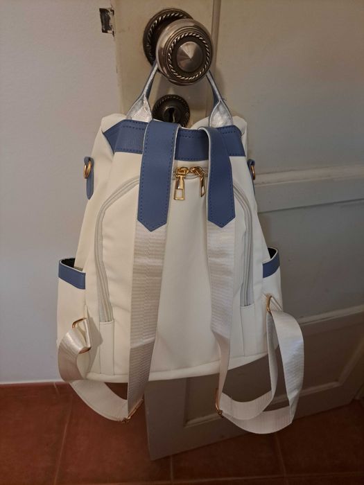 Mochila azul e branca