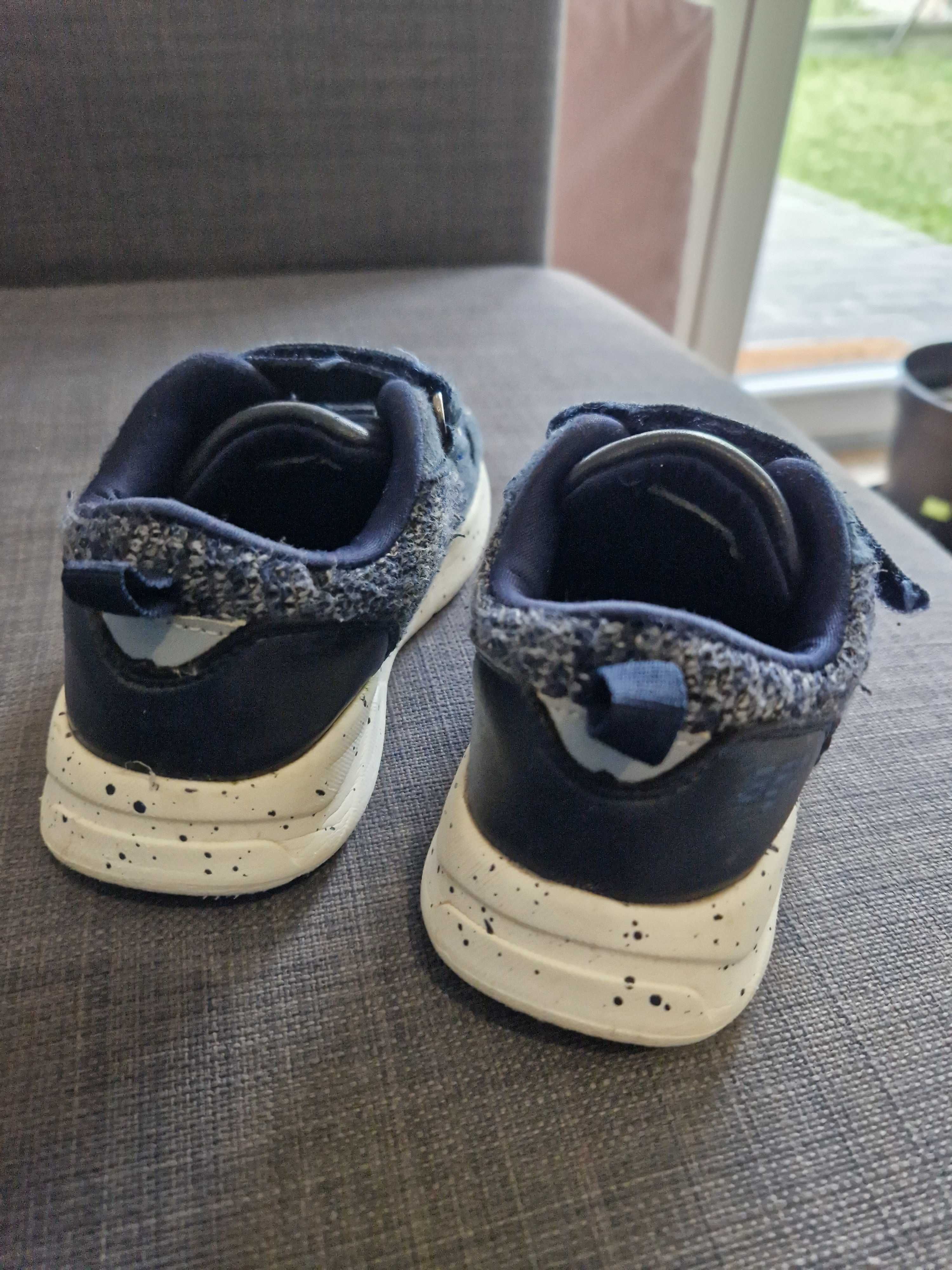 Buty ,adidasy Bejo rozm 26.
Lekkie jak piórko
Zapinane na rzepy.