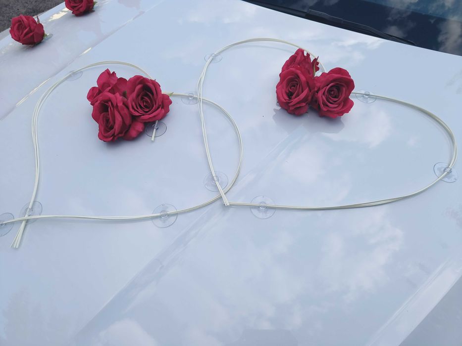 Dekoracja samochodu ślubnego, dekoracja na samochód, czerwone róże