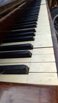 Stare pianino dosyć dobrze zachowane