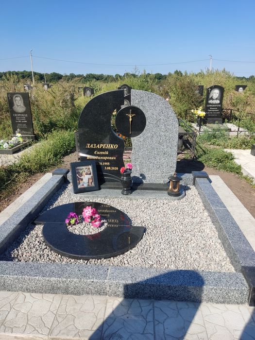 Гранітні пам'ятники будь якого кольору.  Доставка, встановлення.