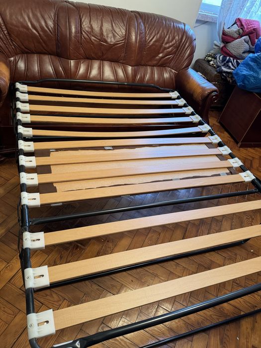 Sofá cama em pele e mogno